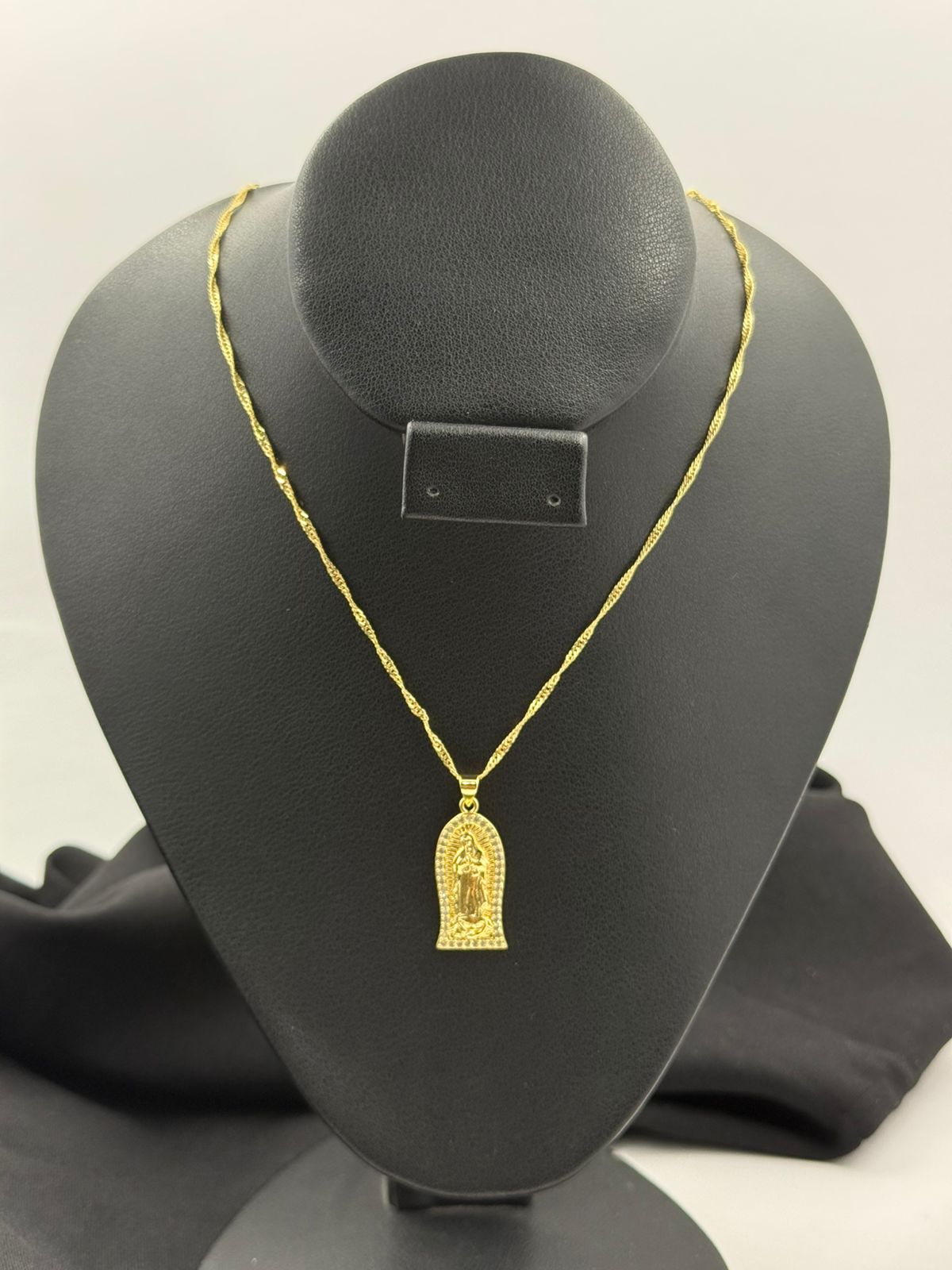 Cadena Singapur con Dije Virgen de Guadalupe