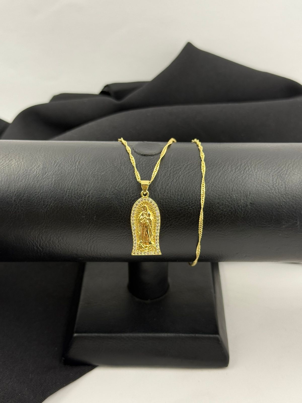 Cadena Singapur con Dije Virgen de Guadalupe