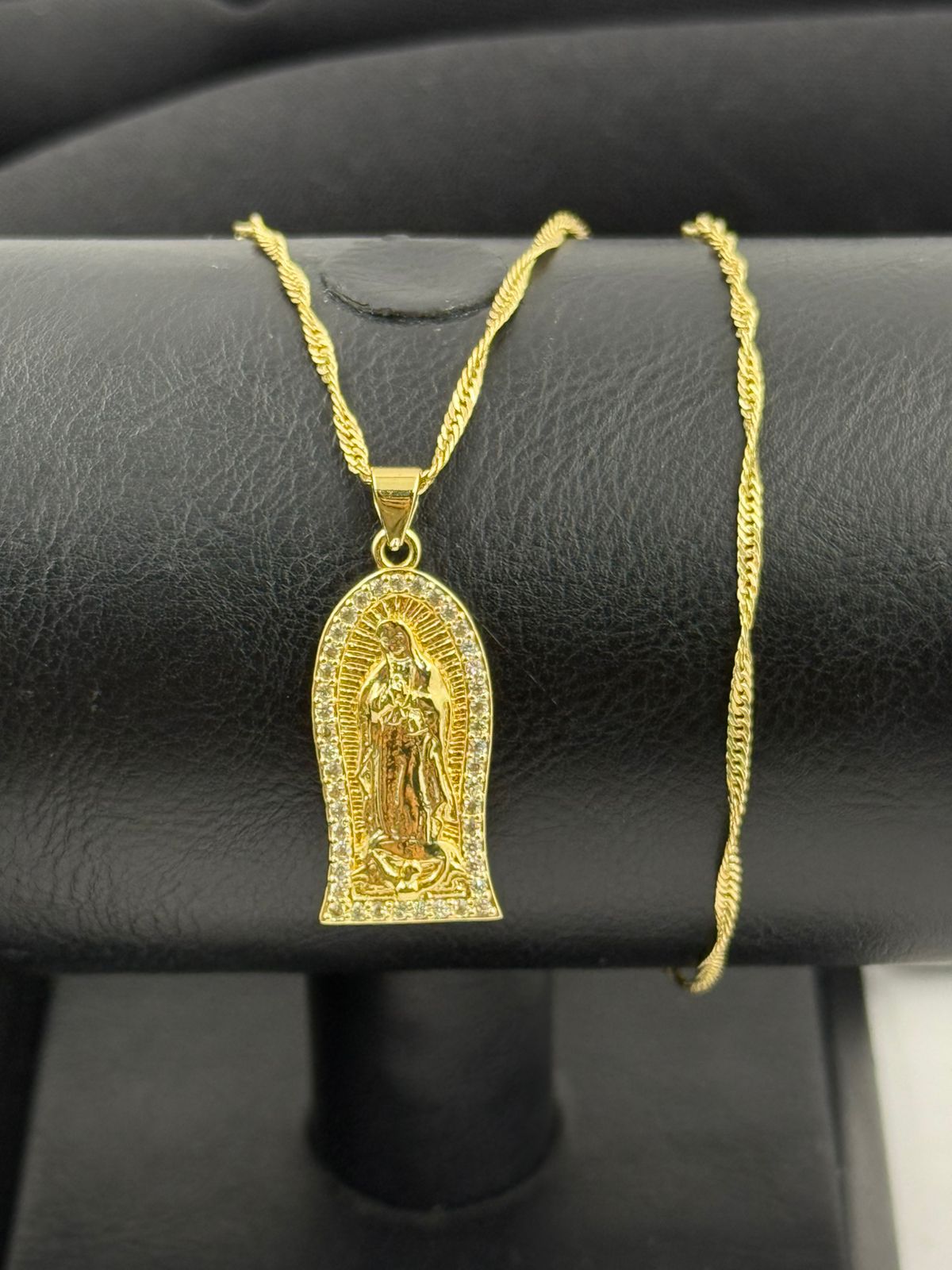 Cadena Singapur con Dije Virgen de Guadalupe