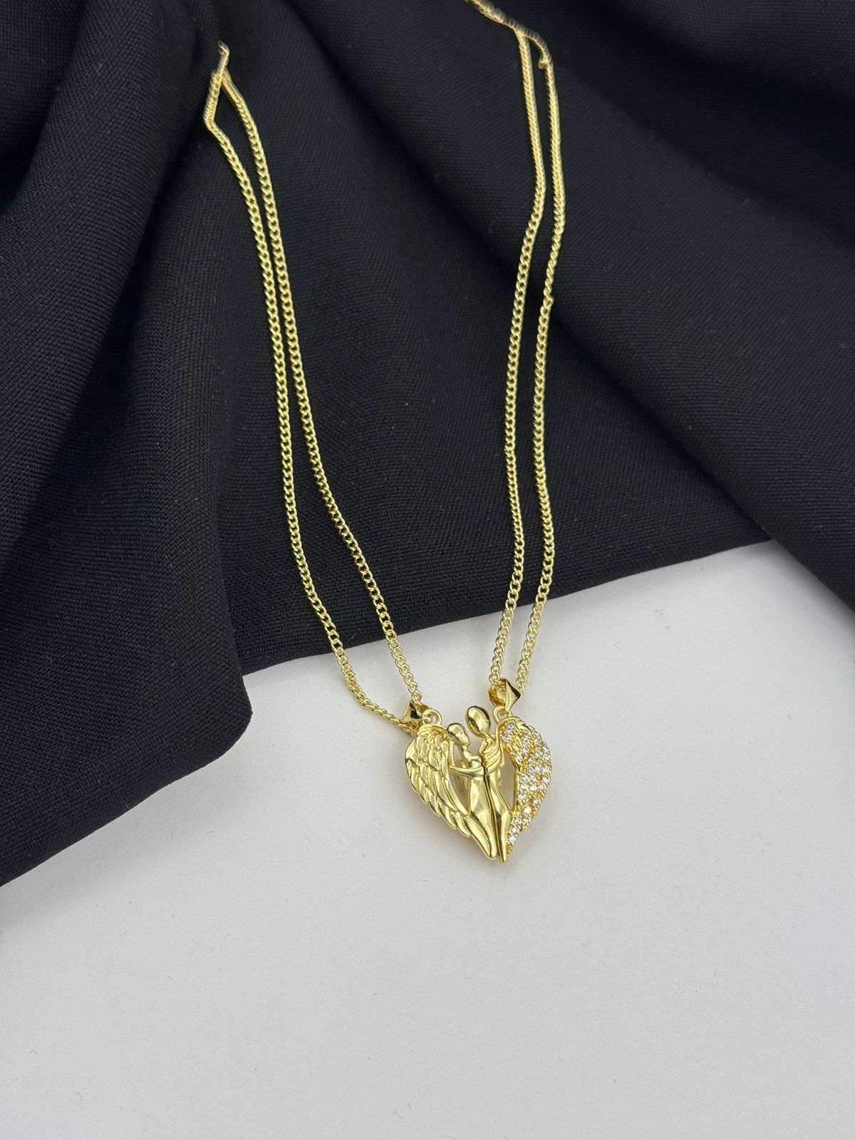 Cadena con Dije Corazón Pareja de Ángeles con Imán